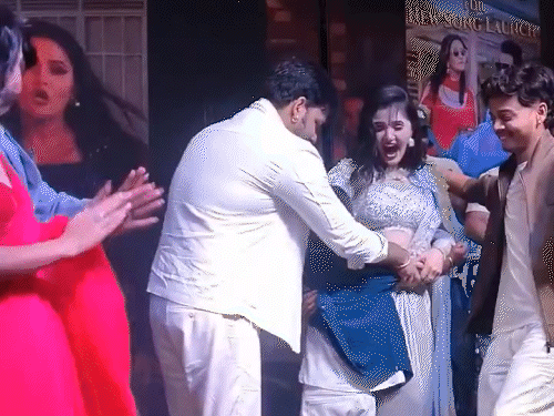 pawan singh pressurize nephew to hug actresses, anjali raghav seen dancing beside boy | भतीजे पर एक्ट्रेसेस से गले लगने का दबाव डाला: जबरदस्ती करते दिखे पवन सिंह, असहज नजर आया बच्चा; अंजलि राघव भी पास खड़ी थिरकती दिखीं