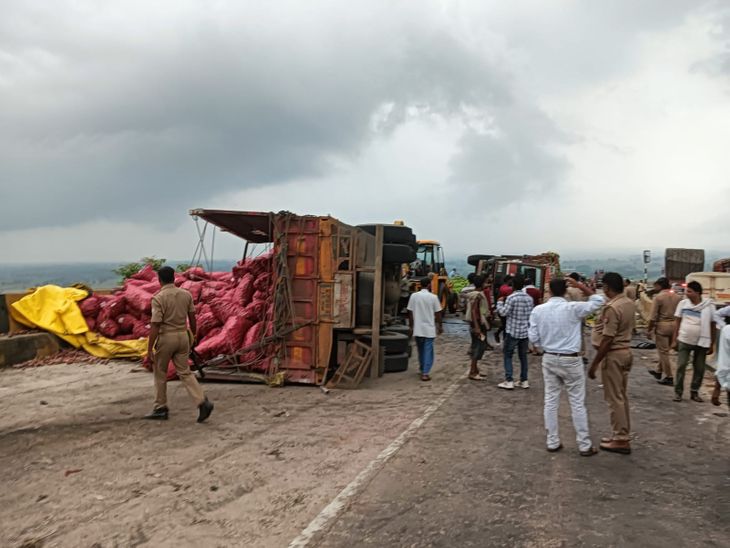 The truck collided with the DCM due to brake failure | ब्रेक फेल होने ...