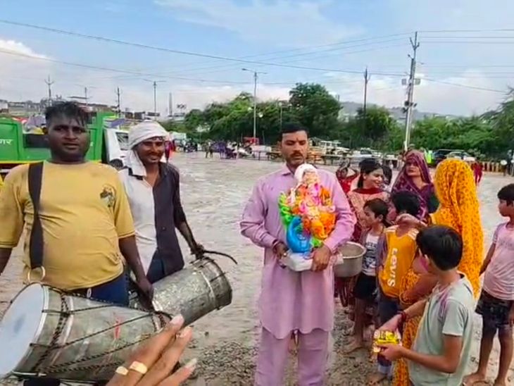 ग्वालियर में डोल ग्यारस से गणेश विसर्जन की शुरुआत:  जयकारों के साथ गणपति को विदा किया, गली मोहल्लों तक पहुंचे विसर्जन टैंक – Gwalior News