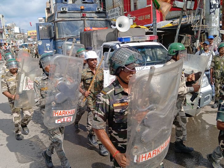 त्योहारों से पहले हजारीबाग में पुलिस का मॉक ड्रिल:  झंडा चौक पर दंगा नियंत्रण का अभ्यास, लाठीचार्ज से लेकर आंसू गैस तक का हुआ प्रयोग – Hazaribagh News