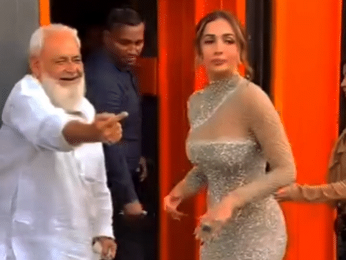Seeing Malaika arora, the old man started pulling his wife’s hand, know why | मलाइका को देख पत्नी का हाथ खींचने लगा बुजुर्ग शख्स: एक्ट्रेस असहज होकर करती रहीं इनकार, वीडियो की फैंस कर रहे हैं जमकर तारीफें