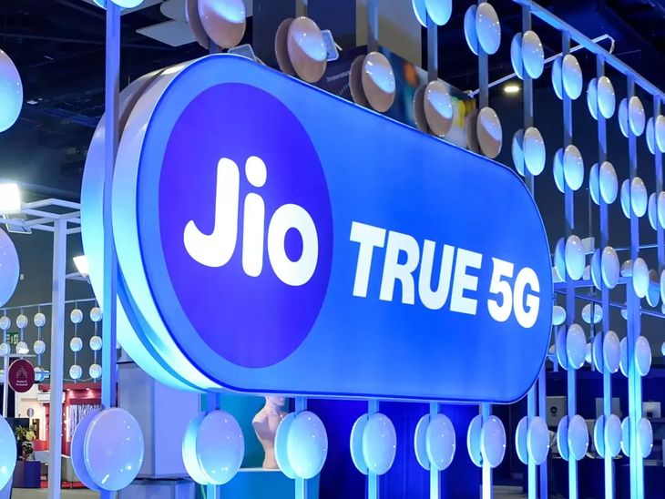 जियो का 50 करोड़ यूज़र बेस: तकनीकी उपलब्धि या नया युग? तकनीक Jio Surpasses Five Hundred Million news image