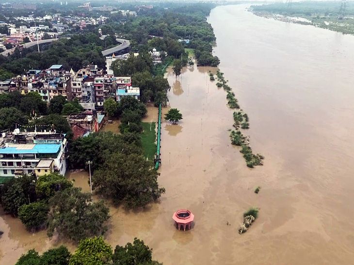 Rajasthan Delhi Rainfall Flood Situation Photos; Punjab | Srinagar Kullu Landslide | दिल्ली में फ्लड रिलीफ कैंप्स-श्मशान बाढ़ में डूबे, PHOTOS: राजस्थान में 15 साल से सूखी नदी में पानी; जम्मू-श्रीनगर नेशनल हाईवे धंसा
