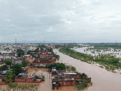 Haryana Rainfall; Ambala Tangri River Flood Situation Photos | SDRF | टांगरी नदी से मची तबाही का पहला ड्रोन VIDEO: घर-फसलें डूबीं, इंडस्ट्रियल एरिया में कमर तक पानी; अंबाला-रुड़की हाईवे बना झील – Ambala News