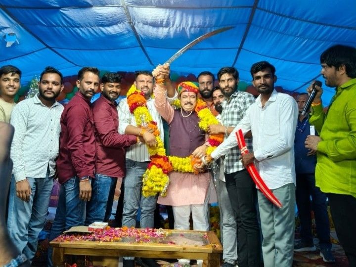 तलवार से केक काटा, भाजपा विधायक पर FIR की मांग:  कांग्रेसी बोले- सरकार का पुतला जलाने पर हुई थी कार्रवाई; पुलिस कर रही पक्षपात – Dewas News