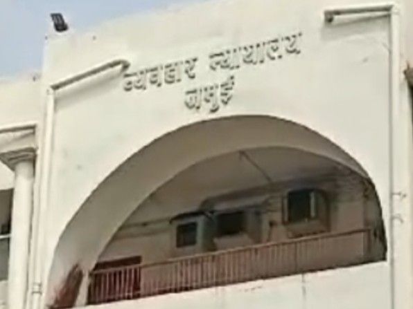 शराब तस्करी का आरोपी पुलिस को चकमा देकर फरार:  जमुई में पेशी के दौरान भागा, गिरफ्तारी के लिए छापेमारी कर रही पुलिस – Jamui News