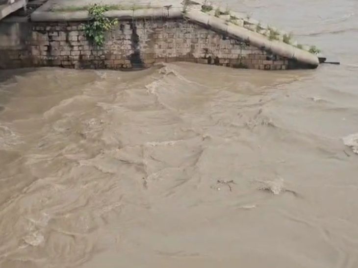 Ganga water level in Narora Barrage is above the danger mark