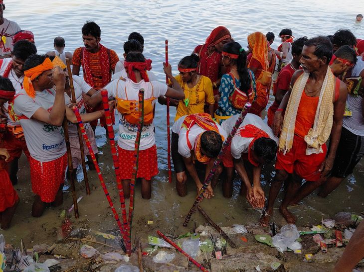 Crowd of devotees at Agwani Ganga Ghat in Khagaria | खगड़िया के अगुवानी ...