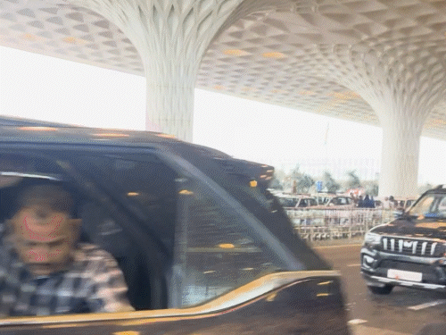 Salman Khan swag seen at Mumbai airport | सलमान खान का मुंबई एयरपोर्ट पर दिखा स्वैग: भारी सिक्योरिटी के बीच ली एंट्री; गोविंदा और अनिल कपूर समेत कई सेलेब्स भी हुए स्पॉट