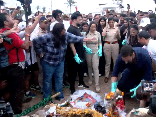 Akshay Kumar cleaned the Juhu beach With Maharashtra CM Devendra fadnavis Wife Amruta, said- its not only the responsibility of govt | अक्षय कुमार ने की जुहू बीच की सफाई: कहा- ये सिर्फ सरकार की जिम्मेदारी नहीं, महाराष्ट्र CM देवेंद्र फडणवीस की पत्नी-बेटी भी रहीं मौजूद