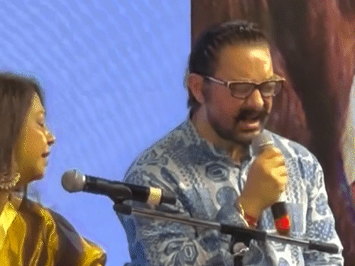 Aamir singing, Kareena Birmingham event, Kartik Aryan dance video | आमिर खान ने इवेंट में सरगम गाई: बर्मिंघम में करीना कपूर का जलवा, पार्टी में कार्तिक आर्यन और अनन्या पांडे ने किया डांस