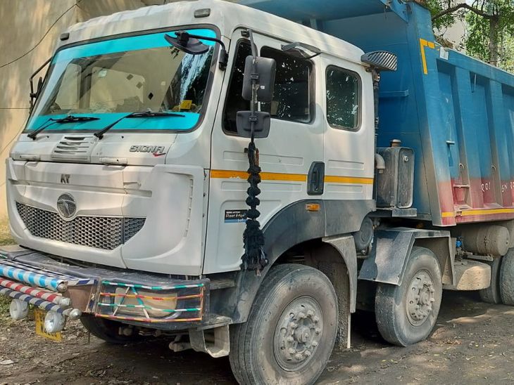 पलामू में खनिज चोरी का बड़ा खेल आया सामने:  एमपी का चालान लेकर झारखंड से कर रहे थे लोडिंग, पुलिस ने दो ट्रक किया जब्त – Palamu News