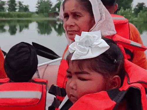 अमृतसर में किडनी रोगी 8 वर्षीय बच्चा रेस्क्यू:  बाढ़ग्रस्त गाव से बोट से निकाल पहुंचाया गया अस्पताल; सीएम मान के पास पहुंची थी वीडियो – Amritsar News