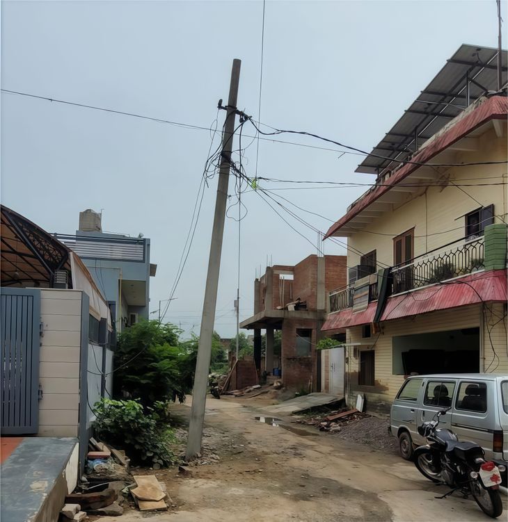 The electric pole is bending, there is a risk of accident due to falling