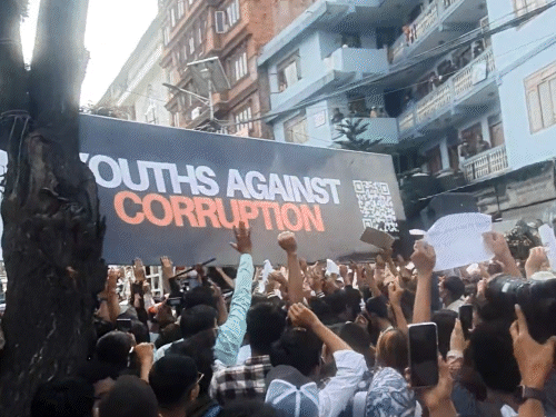 Nepal Corruption; Kathmandu Protest Situation Photos Video Update | नेपाल की संसद में घुसे प्रदर्शनकारी: भ्रष्टाचार के खिलाफ 12 हजार युवाओं का प्रदर्शन, पुलिस ने वाटर कैनन, आंसू गैस छोड़ी; 1 की मौत