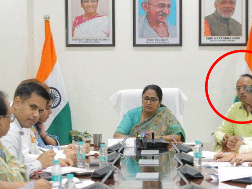 CM रेखा गुप्ता पति के साथ मीटिंग में पहुंचीं:AAP बोली- दिल्ली में फुलेरा पंचायत की सरकार; कांग्रेस ने पूछा- सरकार कौन चला रहा है- INA NEWS