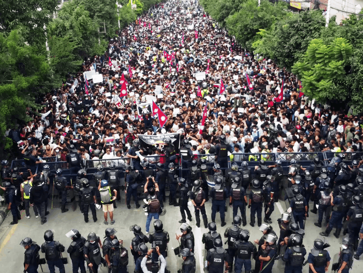 Nepal Protest Live update; Kathmandu Situation Photos Video Update | नेपाल में 20 मौत के बाद सोशल मीडिया फिर शुरू: नेपाली कैबिनेट का फैसला; कल बैन-भ्रष्टाचार के खिलाफ आंदोलन शुरू हुआ था