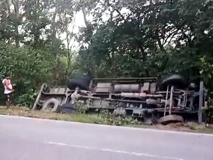 कोडरमा घाटी में लोहा लदा ट्रक पलटा:  तीखे मोड़ पर वाहन अनियंत्रित होने से हुआ हादसा, चालक ने छलांग लगाकर बचाई जान – koderma News