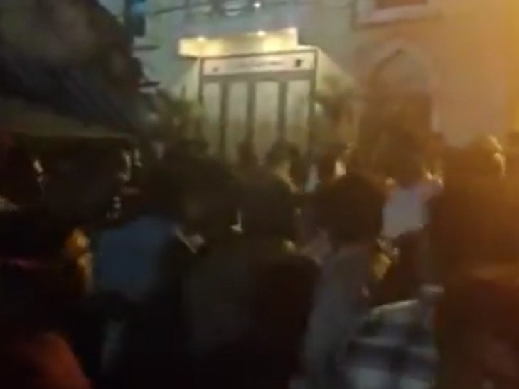 Karnataka Ganesh Visarjan Violence Video Update; Mandya | Hindu Muslim | कर्नाटक के मांड्या में गणेश विसर्जन में पत्थरबाजी, Video: दो समुदायों के बीच विवाद में 8 लोग घायल; पुलिस ने 21 को गिरफ्तार किया