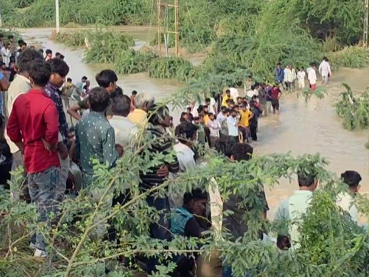 संतालपुर की नदी में नहा रहे 12 युवक डूबे:  दो की मौत, 6 को बचाया गया; SDRF की टीम 4 अन्य की तलाश में जुटी – Gujarat News