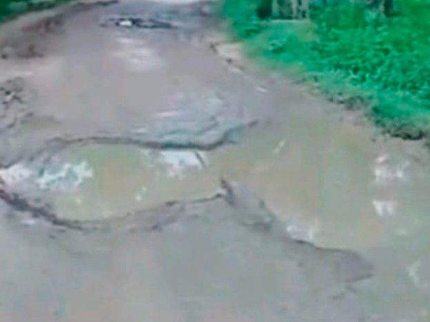 The road of Samhan village of Prayagraj is dilapidated