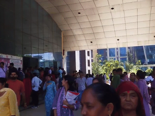 Threat bombing Nerchowk Medical College and Hospital during PM Modi visit | Himachal | mandi | PM के दौरे के बीच अस्पताल को उड़ाने की धमकी: नेरचौक मेडिकल कॉलेज खाली कराया; मरीजों व तीमारदारों में हड़कंप – Mandi (Himachal Pradesh) News