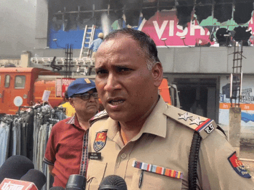 Haryana Huge fire Vishal Mega Mart Ambala | Ambala News | अंबाला के विशाल मेगा मार्ट में आग लगी: गर्मी से चटककर शीशे के टुकड़े गिर रहे, भीड़ को हटाया गया; स्टाफ ने फायर ब्रिगेड बुलाई – Ambala News