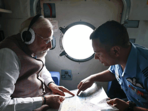 PM Modi’s Visit to Flood-Hit Areas in Himachal and Punjab | Meets Victims in Mandi & Gurdaspur | PM मोदी के पंजाब-हिमाचल दौरे के PHOTOS: हेलिकॉप्टर से बाढ़ग्रस्त इलाकों का सर्वे किया, टॉफी देकर एक साल की बच्ची को गोद में उठाया – Dharamshala News