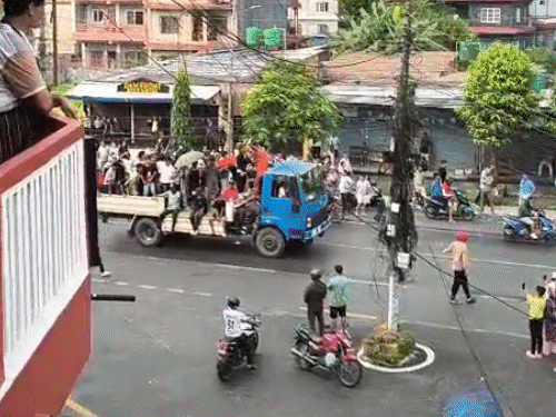 नेपाल में फंसे 300 से ज्यादा गुजराती:  अहमदाबाद के 9 लोगों को वृद्धाश्रम में रखा; हिंसा के बीच वीडियो बनाकर सरकार से मदद मांगी – Gujarat News