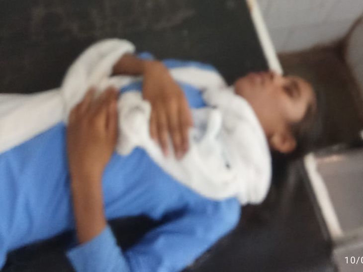 छात्रा को एक चोटी बनाकर स्कूल आने पर मिली सजा:  महिला टीचर ने एक घंटे तक धूप में खड़ा किया, छात्रा बेहोश, इलाज के लिए सागर रेफर किया – Raisen News