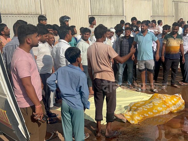 हांसी में हाईवे पर पुल से गिरी कार:दिल्ली के दंपती की मौत, रिश्तेदार से मिलने जा रहे थे- INA NEWS