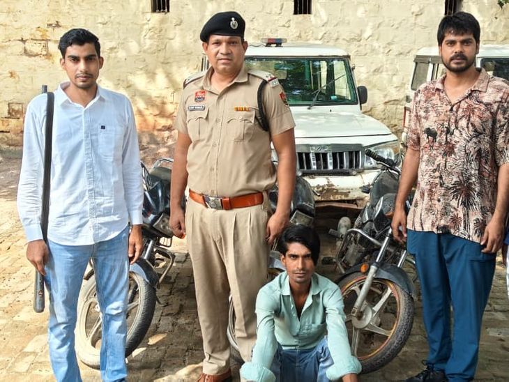 नूंह में 3 चोरी की बाइक समेत बदमाश गिरफ्तार:एक साल पहले नई दिल्ली से चुराई थी, झाड़ियों से पुलिस ने की बरामद- INA NEWS
