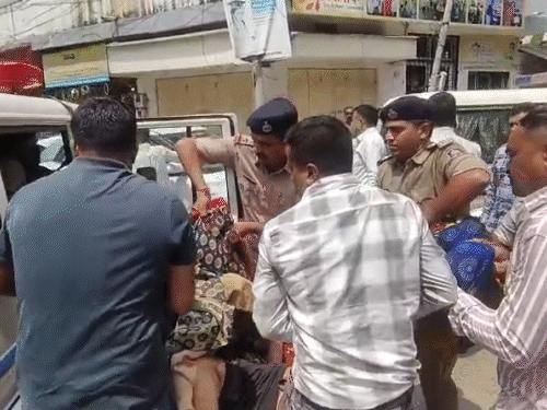 बेटे ने माता-पिता को चाकू मार खुद को घायल किया:  पिता की मौत, मां की हालत गंभीर; आर्थिक तंगी और घरेलू कलह बनी वारदात की वजह – Gujarat News