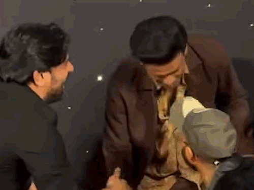 Anurag Kashyap fell at the feet of Manoj Bajpai | मनोज वाजपेयी के पैरों में गिरे अनुराग कश्यप: ‘जुगनुमा’ की स्क्रीनिंग पर जयदीप अहलावत, विनीत कुमार और विजय वर्मा ने भी एक्टर का आशीर्वाद लिया