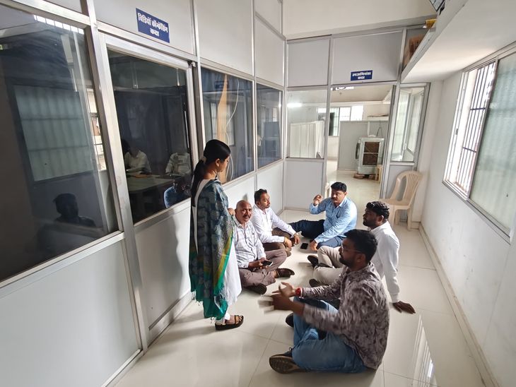 धमतरी नगर निगम में कांग्रेसी पार्षदों का विरोध:  राशन कार्ड और पार्षद निधि समेत कई मुद्दों पर वीडियो कॉन्फ्रेंस रूम के बाहर दिया धरना – Dhamtari News