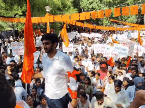बहादुरगढ़ के आर्यन DUSU में ABVP के प्रेजिडेंट कैंडिडेट:पिता सिकंदर बड़े शराब कारोबारी, ताया दलबीर मान रहे हुड्डा के करीबी- INA NEWS