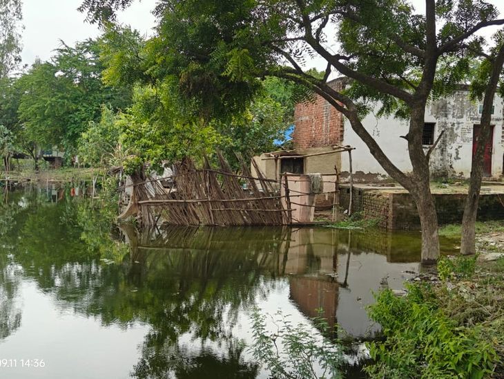 Karenti Ghat submerged in Manikpur, water entered many villages