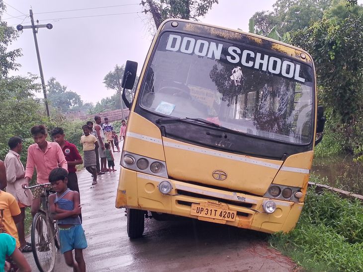 School bus carrying children falls into ditch | बच्चों से सवार स्कूल बस ...