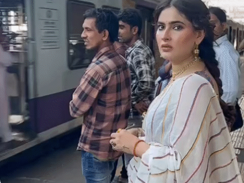 bollywood actress karishma sharma mumbai local train accident | चलती ट्रेन से कूदीं बॉलीवुड एक्ट्रेस करिश्मा शर्मा: हादसे में सिर और पीठ पर चोट लगी, अस्पताल में भर्ती कराया गया