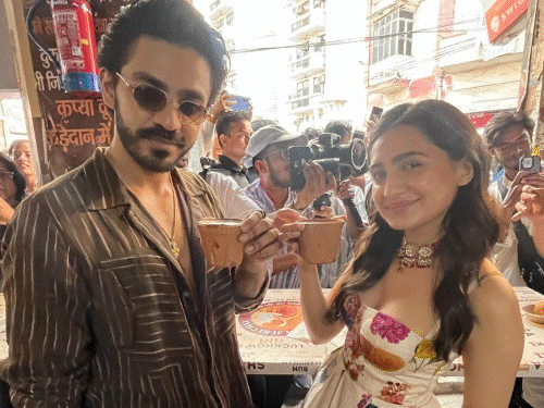 The team of the film Nishaanchi reached Lucknow | लखनऊ पहुंची ‘निशानची’ की टीम: रूमी गेट पर मस्ती की, चाय-चाट का लुत्फ उठाया; बाल ठाकरे के पोते का डेब्यू – Lucknow News