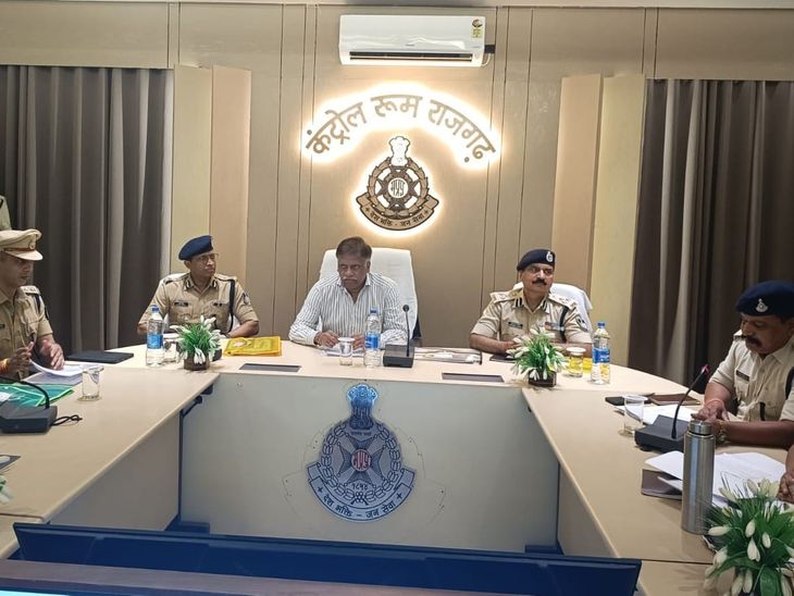 एससी-एसटी अपराधों पर त्वरित कार्रवाई के निर्देश:  राजगढ़ में एडीजी की समीक्षा बैठक, थानों में प्राथमिकता से निगरानी का आदेश – rajgarh (MP) News
