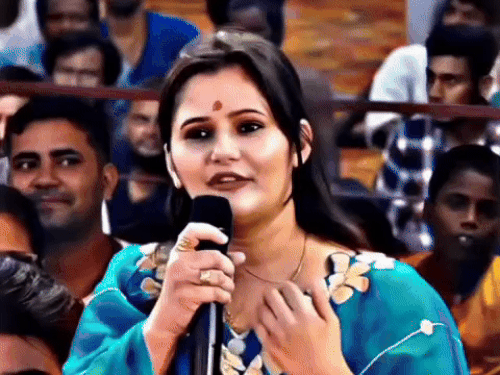 Haryanavi Actress anjali raghav anirudh acharya darbar Video | Pawan Singh | हरियाणवी एक्ट्रेस ने अनिरुद्धाचार्य से ट्रोलिंग पर सवाल पूछा: अंजलि राघव बोलीं- लोग मीम्स बना रहे, कथावाचक बोले- कुत्तों को जवाब देने की जरूरत नहीं – Sonipat News
