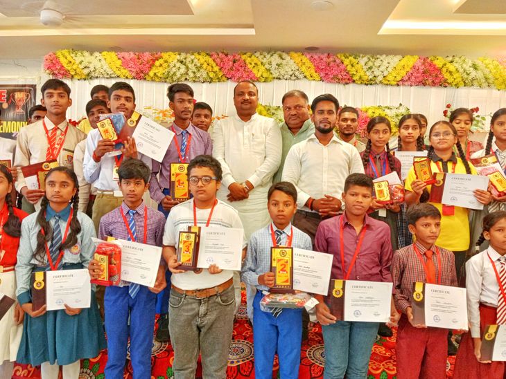 Honoring the winners of Siswa Knowledge Championship | सिसवा नॉलेज ...