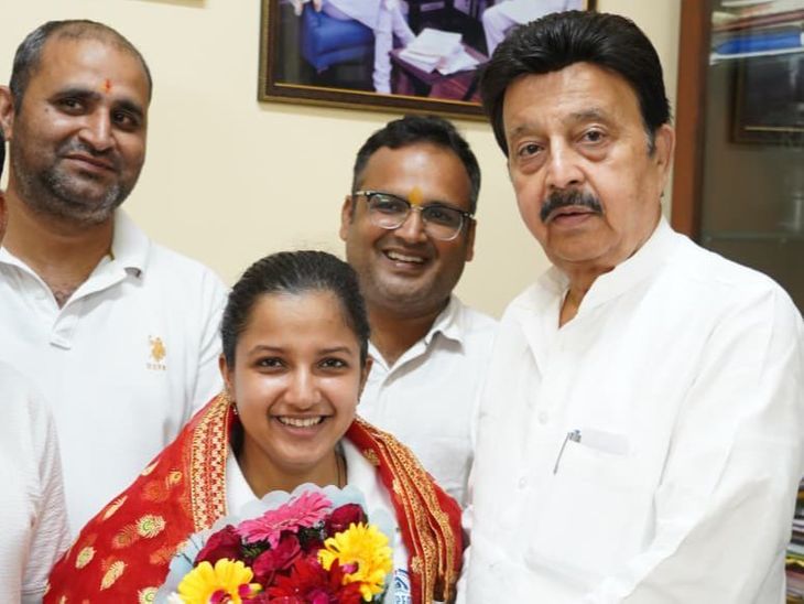 Kamya Bhardwaj Secures Second Place in 79th World Longest 81km Swimming Championship | गुरुग्राम की काम्या ने 81 KM स्विमिंग में जीता सिल्वर: 12 घंटे में पूरी की रेस, वर्ल्ड चैम्पियनशिप में दूसरा स्थान, मंत्री ने दी बधाई – gurugram News