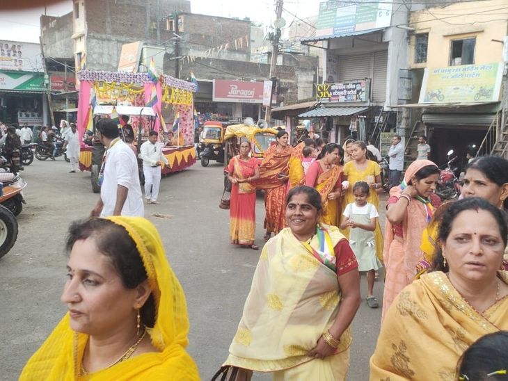 Jain community took out a chariot procession on the occasion of ...