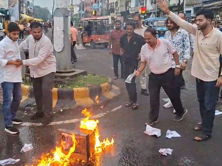 जबलपुर में एनएसयूआई का विरोध प्रदर्शन:  भारत-पाक मैच के विरोध में जय और अमित शाह के पोस्टर फूंके – Jabalpur News