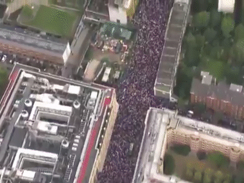 London Violence Photos; Elon Musk Keir Starmer | Immigration Protest | लंदन में अवैध-अप्रवासी मुद्दे पर प्रदर्शन, 1 लाख लोग जुटे: मस्क भी जुड़े, कहा- लड़ो या मरो; प्रोटेस्ट के समय PM फुटबॉल मैच देख रहे थे