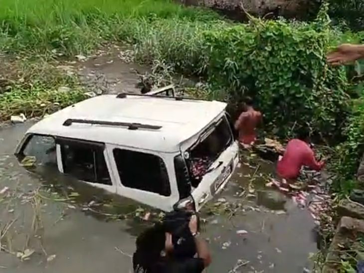 सीवान में शराब से लदी स्कॉर्पियो गड्ढे में गिरी:  बोतलें लूट ले गए लोग, चालक फरार; देर से पहुंची पुलिस – Siwan News