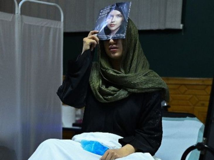Women in Afghanistan are getting their faces beautified with injections. | अफगानिस्तान में इंजेक्शन से चेहरा सुंदर बनवा रहीं महिलाएं: ट्रेंड हुआ- बोटोक्स अंडर बुर्का; तालिबान ने 2023 में ब्यूटी पार्लर बैन किया था
