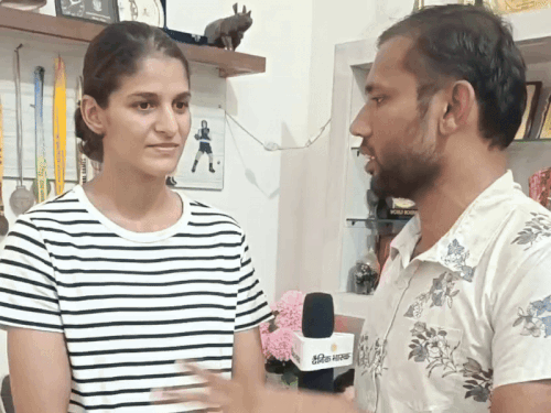 Haryana Bhiwani World Boxing Championship 2025 Gold Medallist boxer Jaismine Lamboria interview | जैस्मिन बोलीं-10 साल की प्रैक्टिस से वर्ल्ड चैंपियन बनीं: ओलिंपिक में गोल्ड मेडल का सपना; दुबला शरीर देख लोग बोलते थे तुम बॉक्सर हो – Bhiwani News